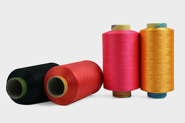 Benang poliester adalah pilihan populer untuk industri tekstil karena kualitas kekuatan dan daya tahannya