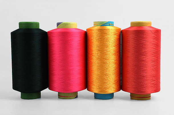 Benang filamen poliester merupakan salah satu jenis benang yang paling populer digunakan dalam industri tekstil