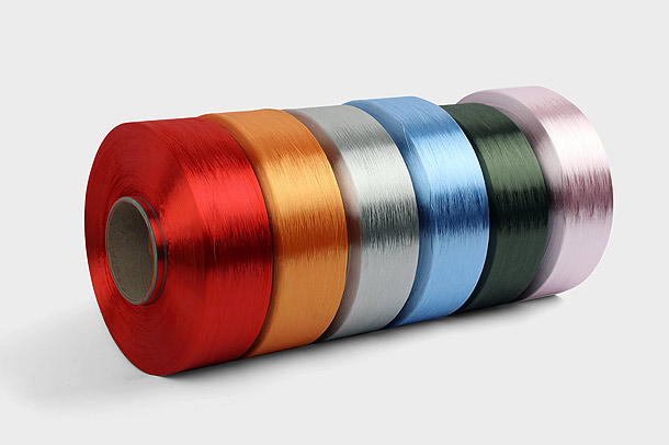 Benang Poliester Dope-celup adalah jenis serat tekstil yang dihasilkan dari polimerisasi kimia etilen dan pewarna.